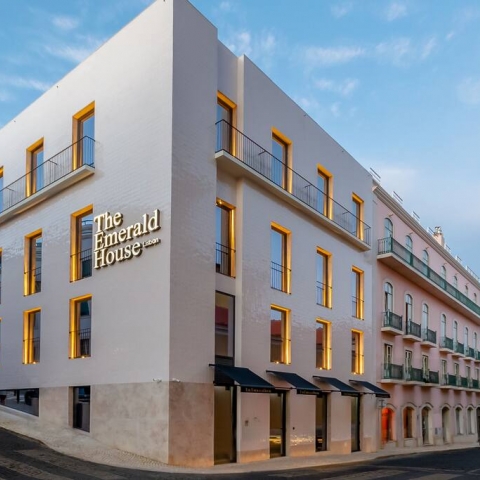  o primeiro hotel de quatro estrelas da coleção Curio da marca Hilton, localiza-se na rua das Janelas Verdes em Lisboa e selecionou a OLI para equipar os seus espaços de banho.